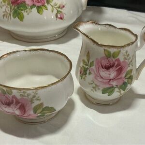 ROYAL ALBERT Bone China American Beauty Cream and Sugar Set